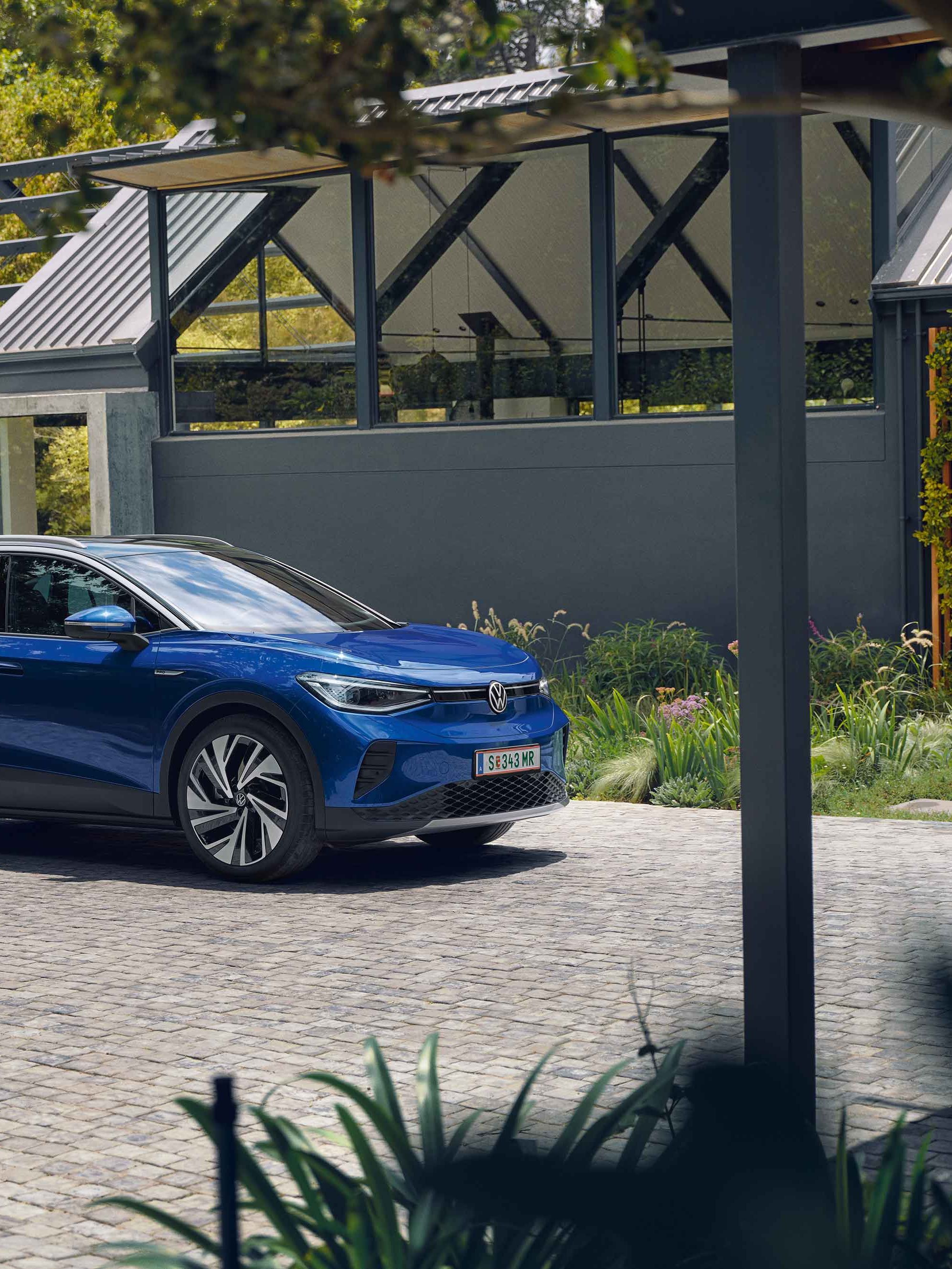 Blauer VW ID.4 hängt an einer Ladestation