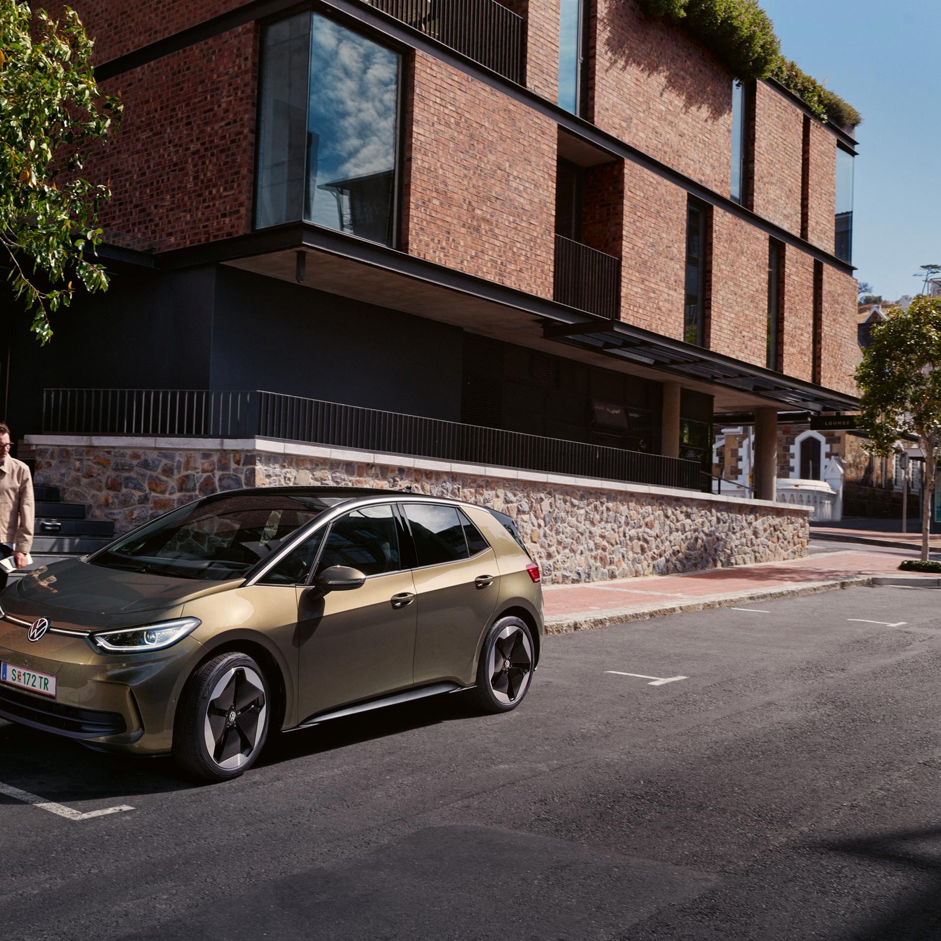 Der VW ID.3 ist geparkt in einer Stadt, frontal-seitliche Ansicht