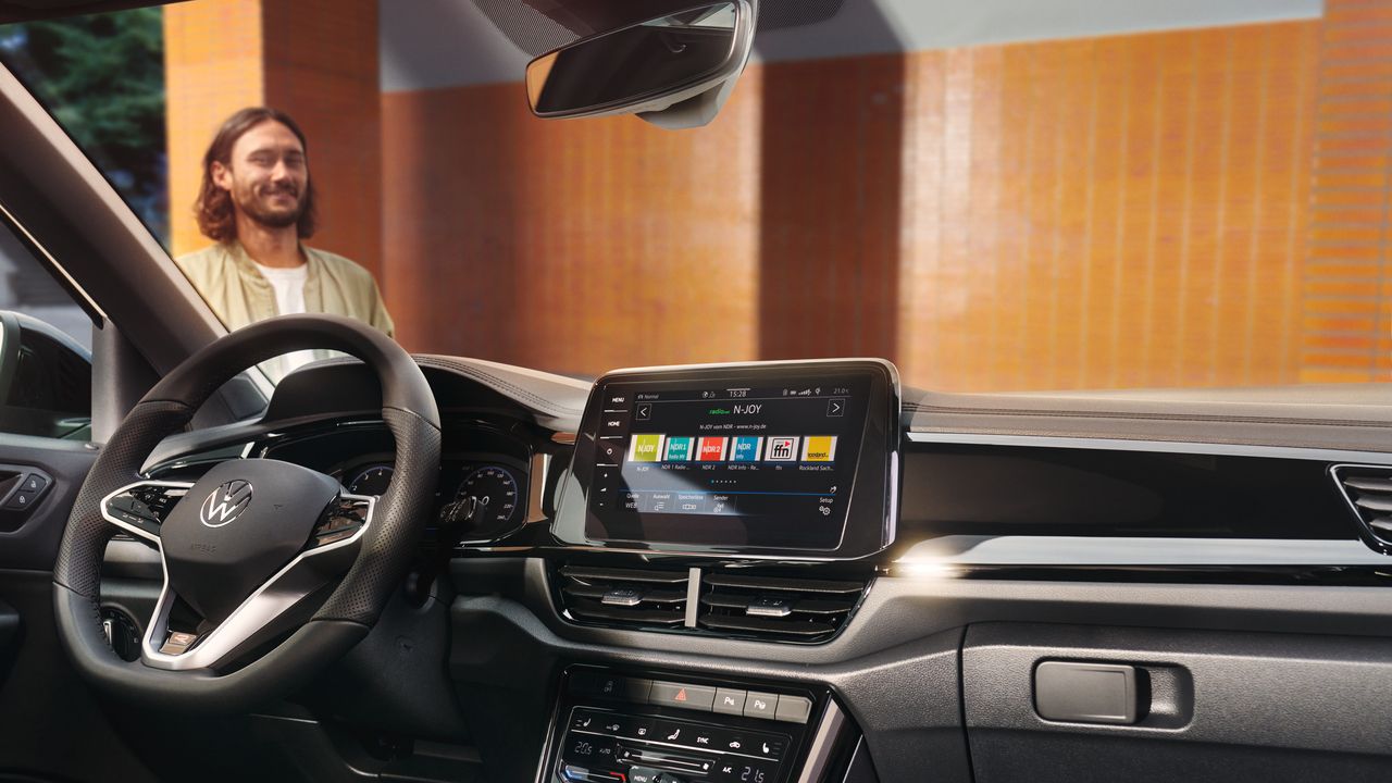 VW T-Roc Interieur, Detailansicht des Infotainment-Systems Discover Pro und dem Multifunktionslenkrad