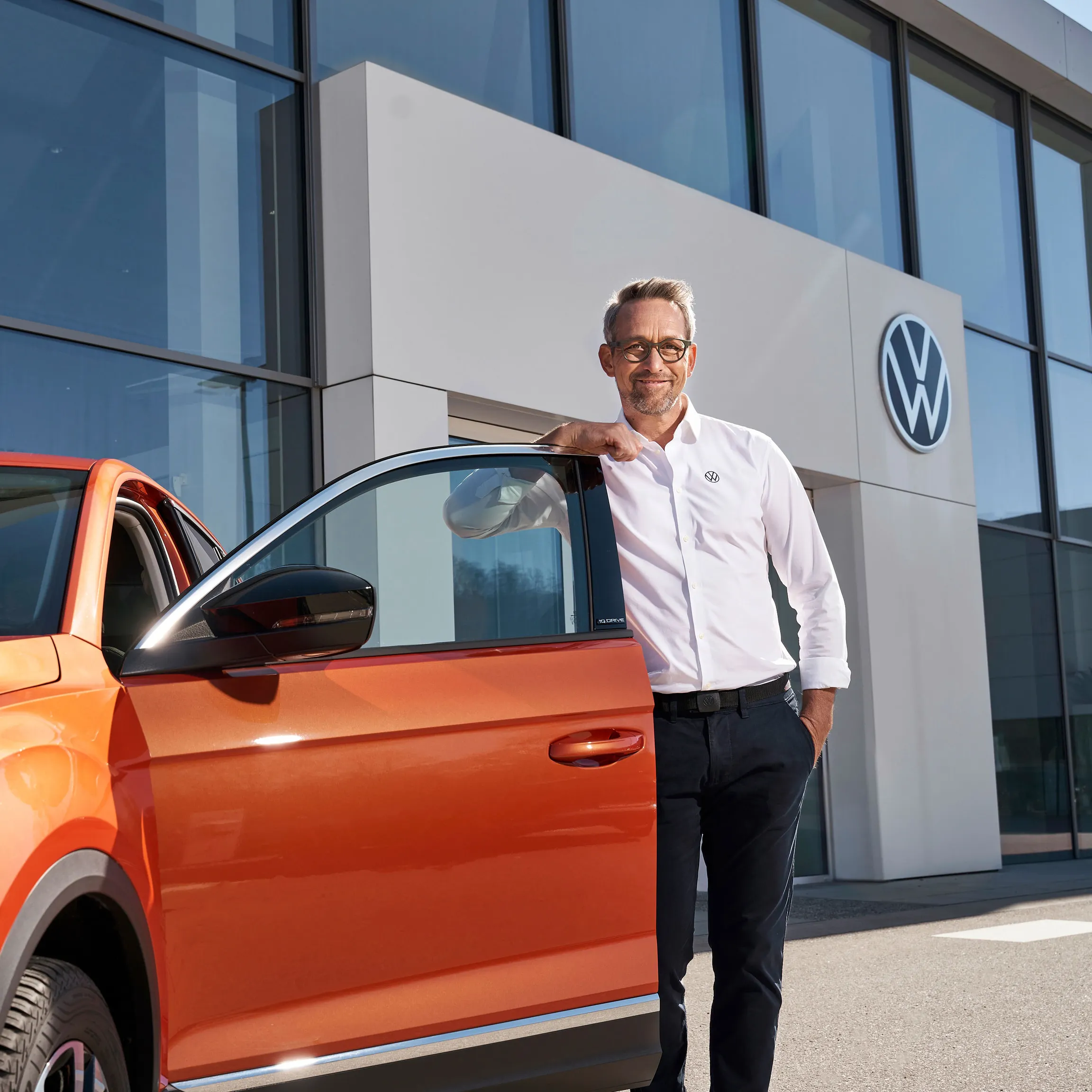 Ein Volkswagen Partner steht vor einem ID.3