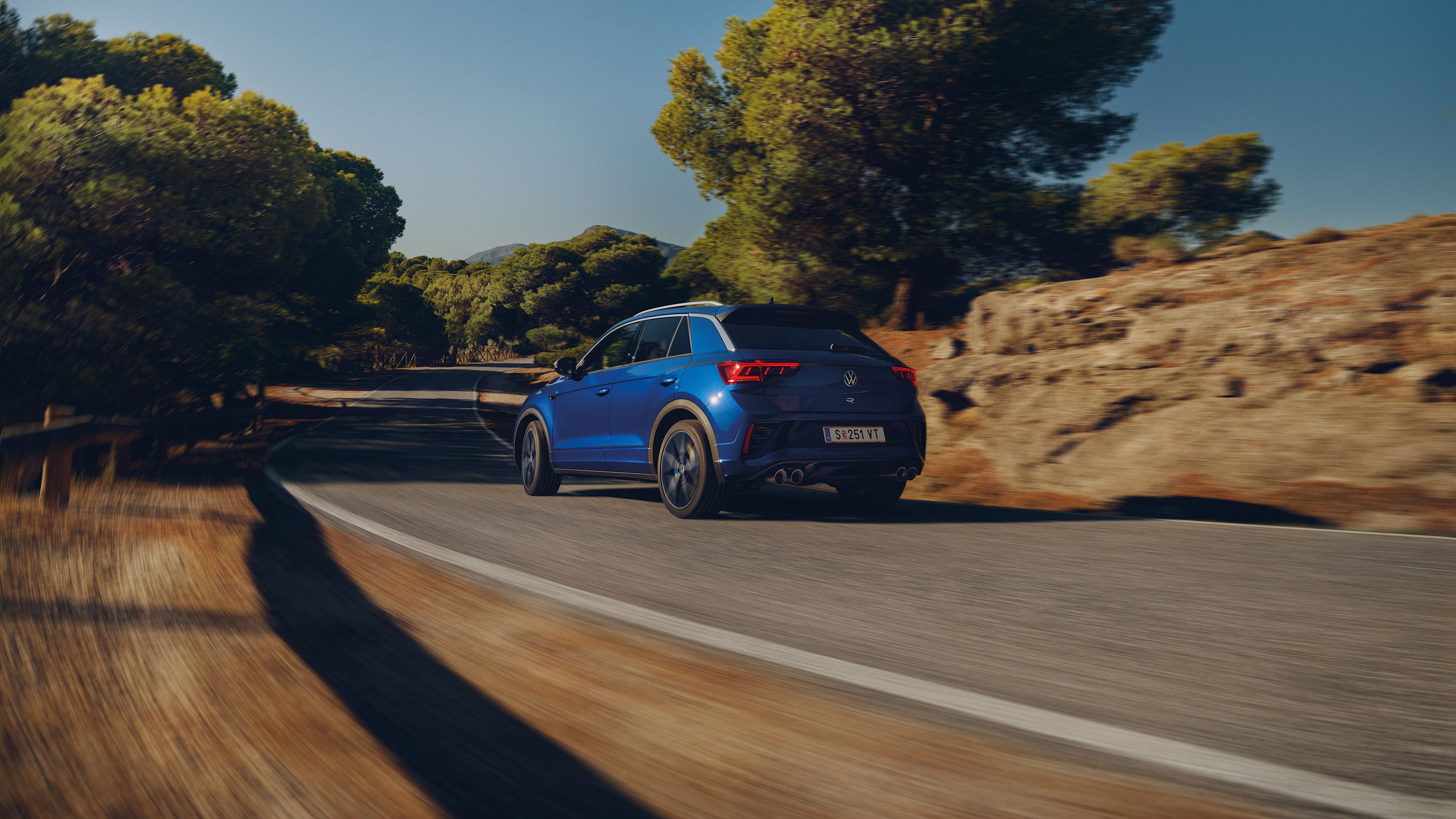 VW T-Roc R fährt auf Landstraße, Heckansicht