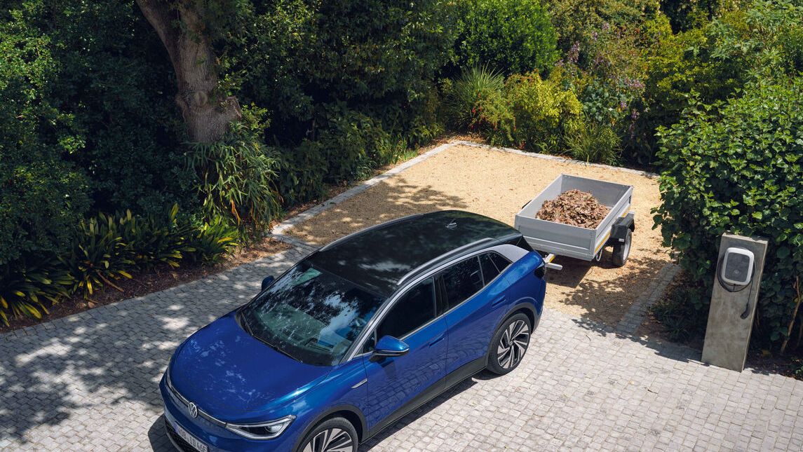 Blauer und gelber VW ID.4 parken nebeneinander