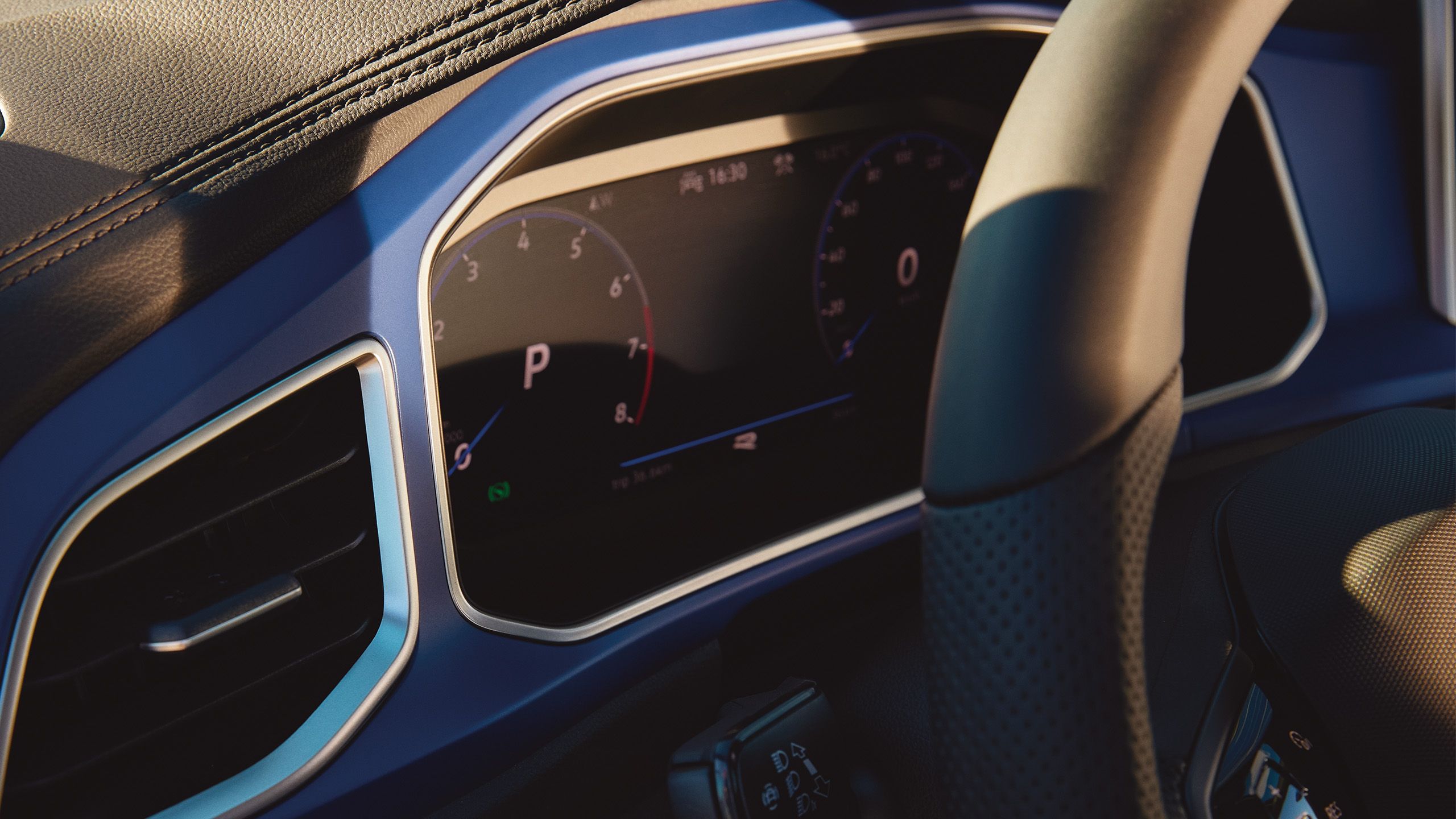 VW T-Roc R Interieur, Detailansicht des Digital Cockpits mit aktiviertem Travel Assist
