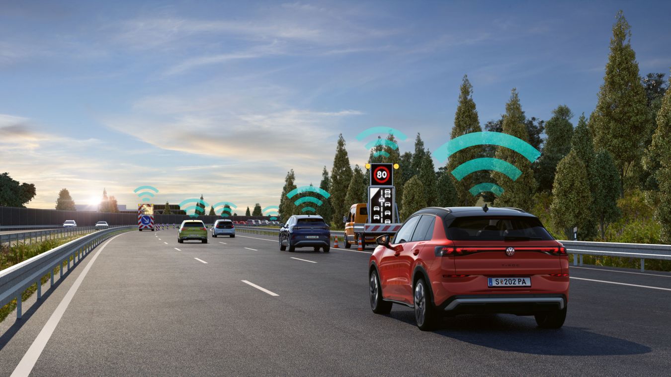 Grafik zeigt symbolisch wie mehrere Fahrzeuge auf einer Autobahn fahren und über die Gefahrenwarnung Car2X kommunizieren.