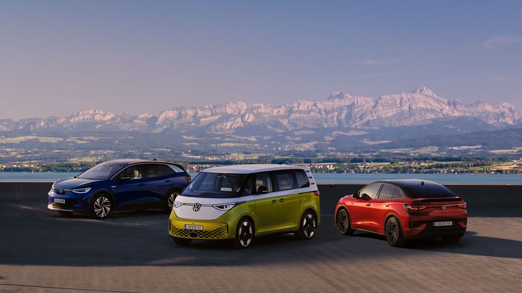 Ein VW ID.4 in Blau, VW ID.Buzz in Gelb und ein VW ID.5 in Rot sichtbar