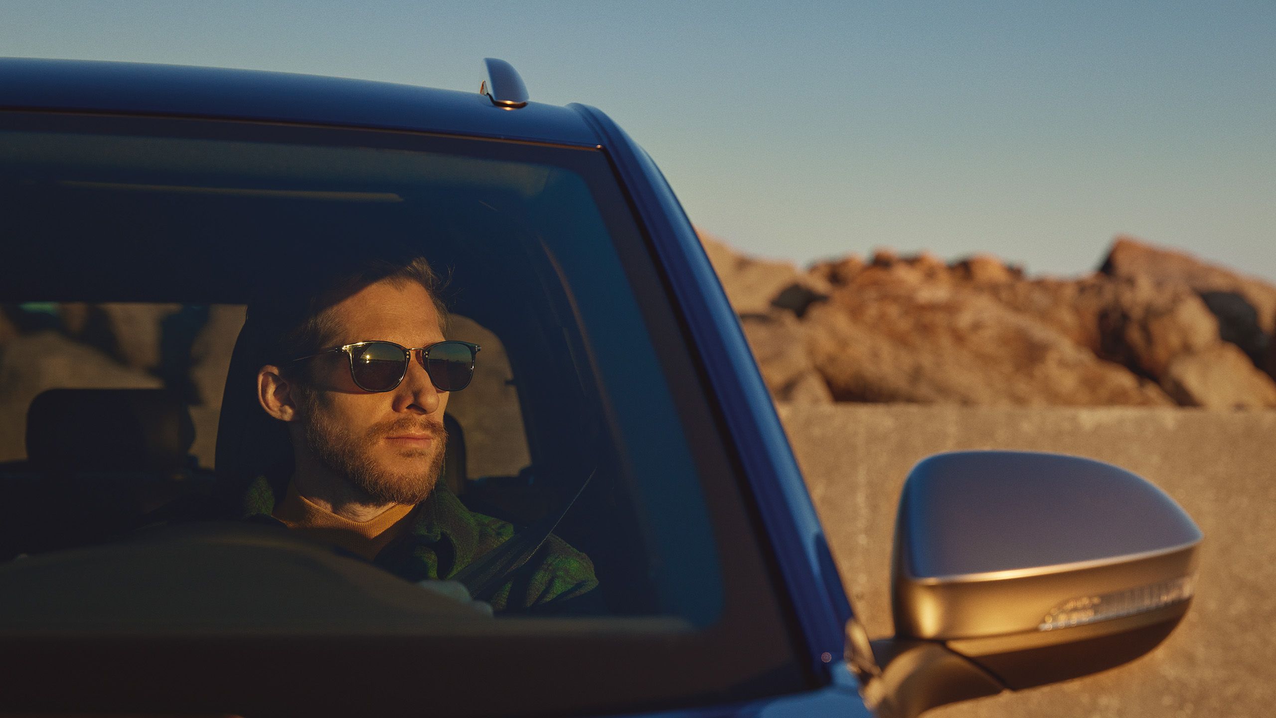 VW T-Roc R Progressivlenkung, Mann sitzt am Steuer von T-Roc R