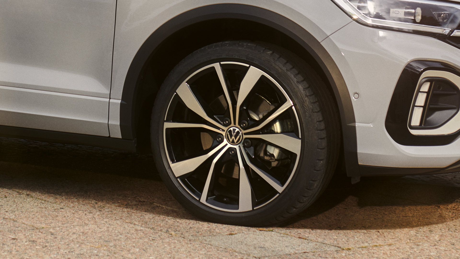 VW T-Roc in Weiß, Detailansicht der Felge Misano in Schwarz / glanzgedreht
