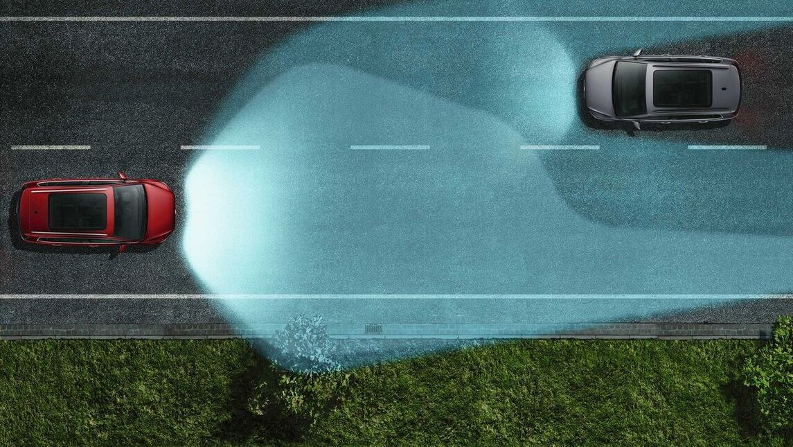VW ID.4 fährt auf Landstraße