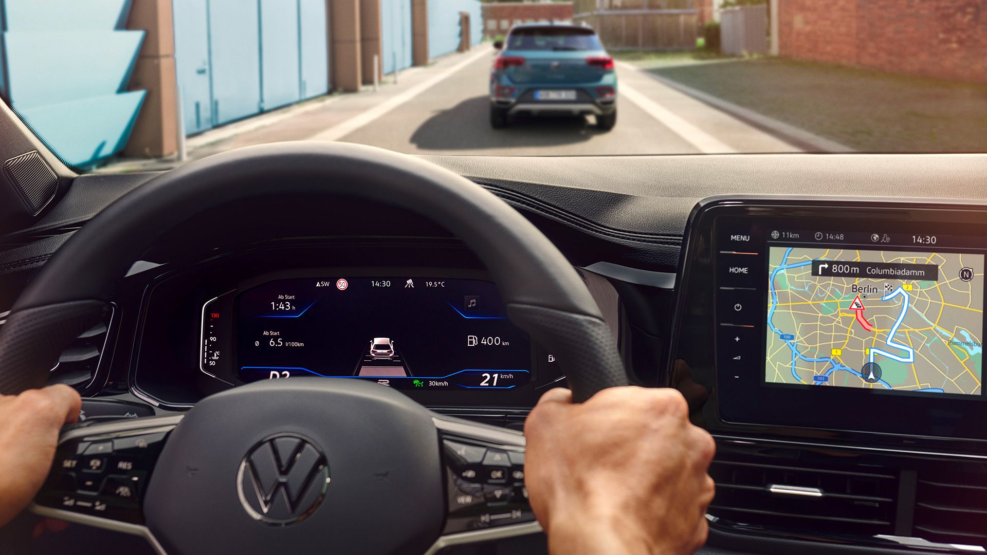 VW T-Roc Interieur, Detailansicht des Digital Cockpits mit aktiviertem Travel Assist