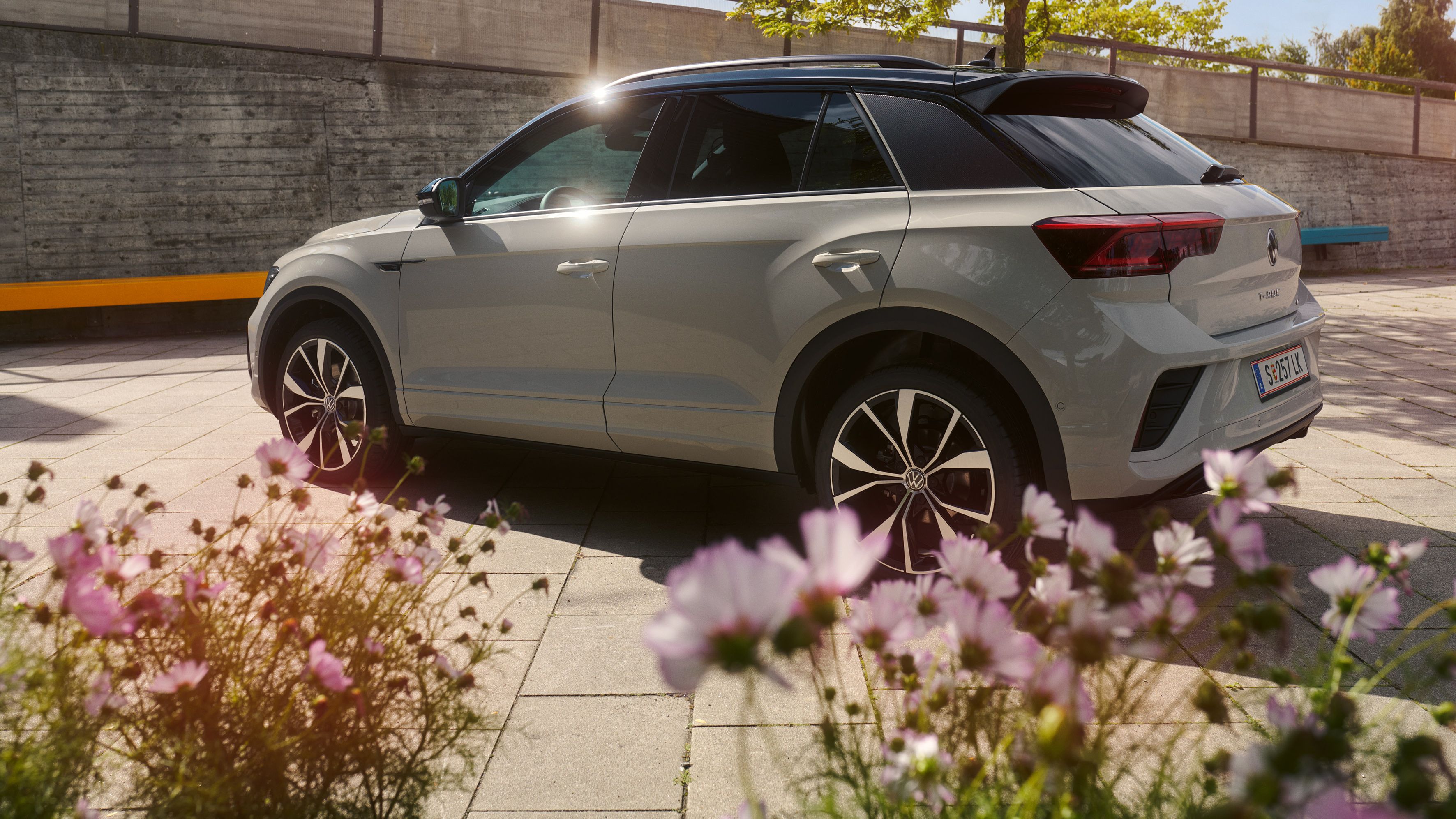 Seiten- und Heckansicht des VW T-Roc