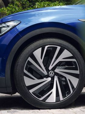 Gelber VW ID.4 seht vor Wald und See