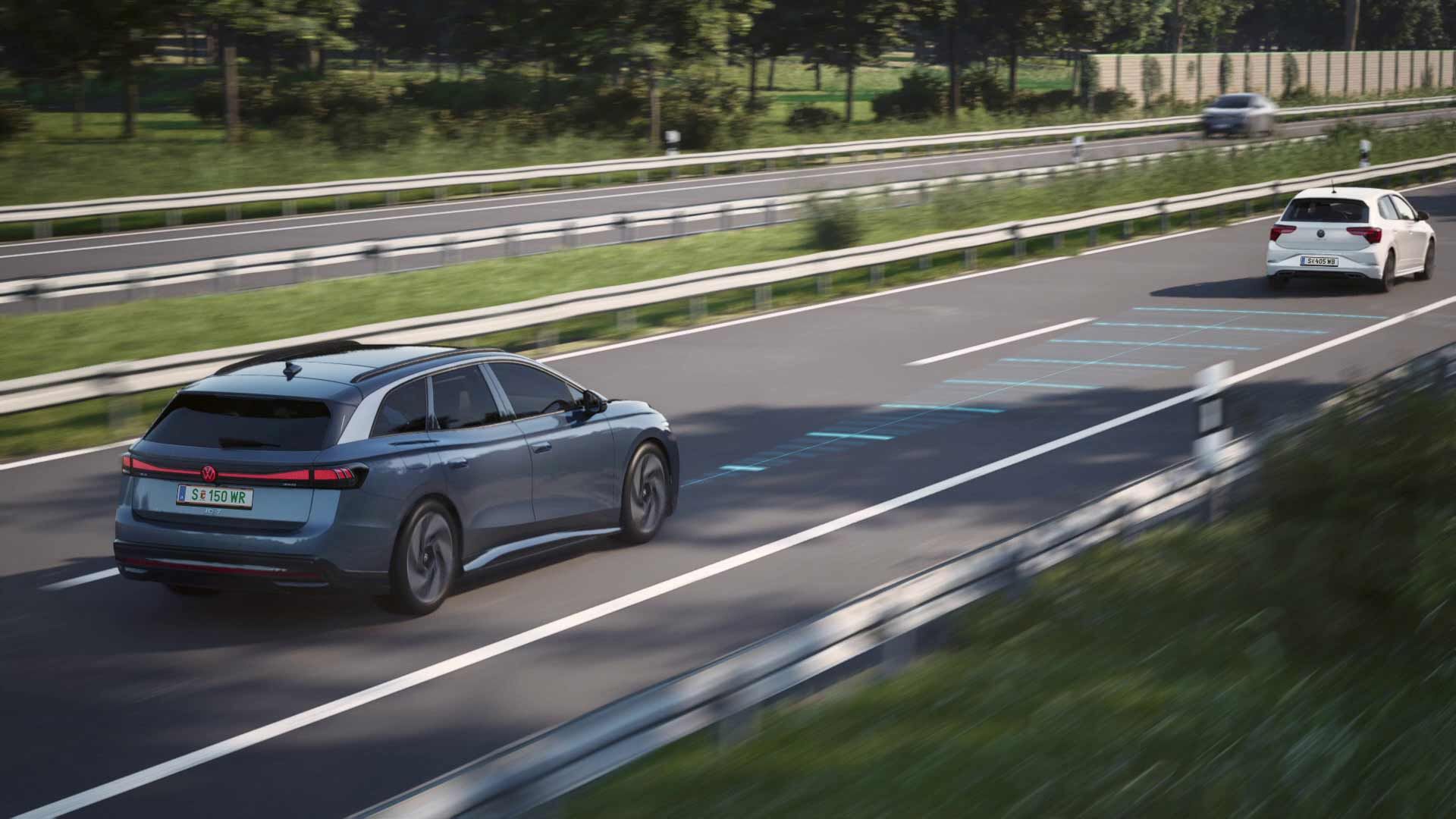 ID.7 mit Travel Assist zeigt den Abstand zum vorderem Auto auf der Straße während der Fahrt an.