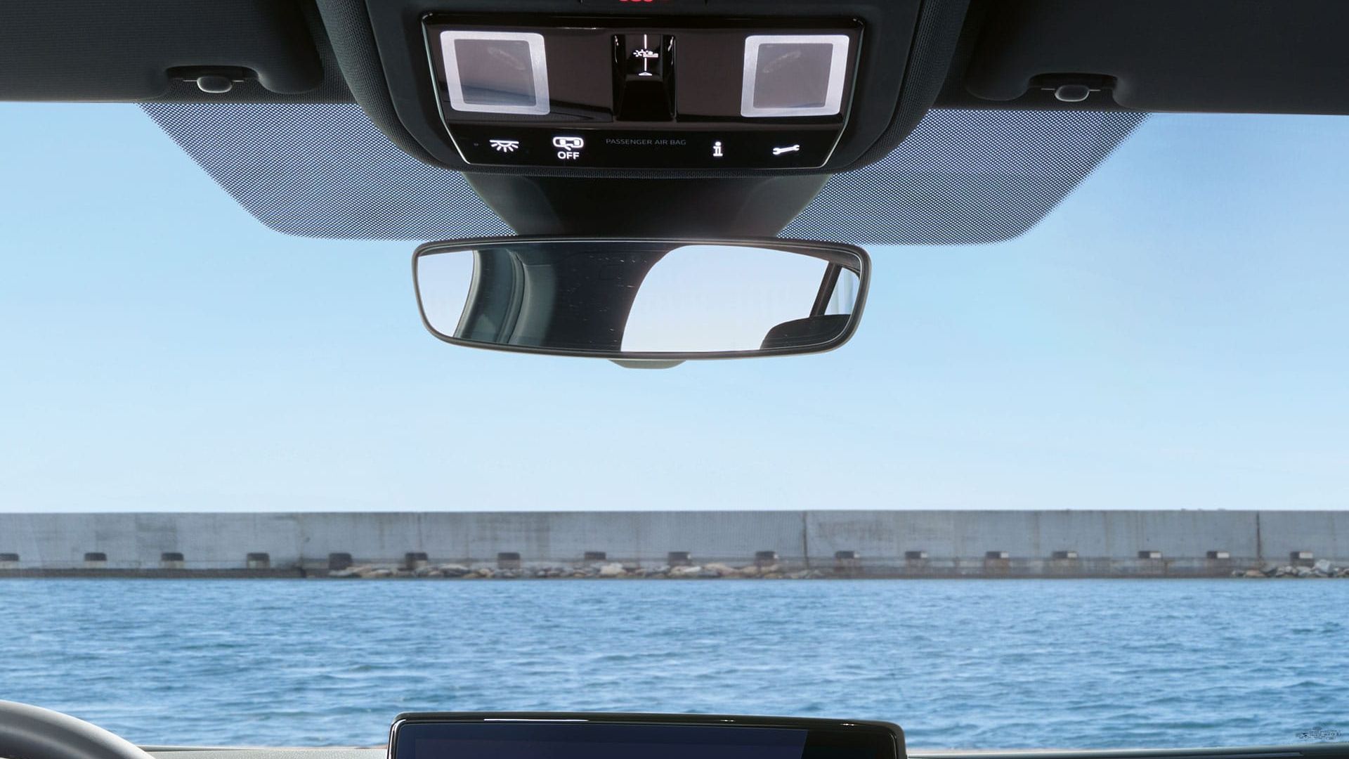 Innenansicht eines VW ID.5, Blick von hinten auf Vordersitze, Lenkrad und Instrumententafel