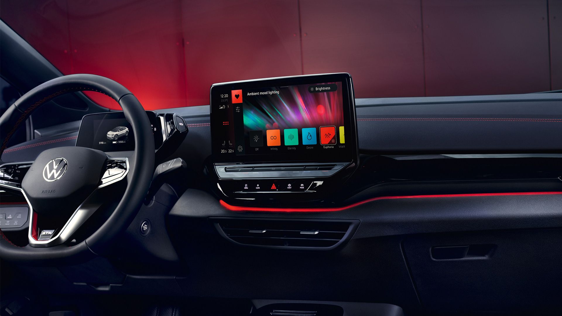 Innenansicht der Beifahrerseite des VW ID.4 GTX mit roter Ambientebeleuchtung