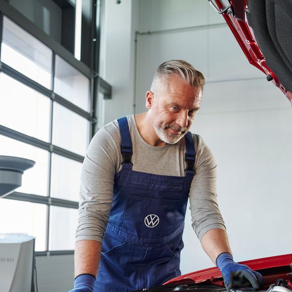 Volkswagen Service-Techniker beim Schnellservice