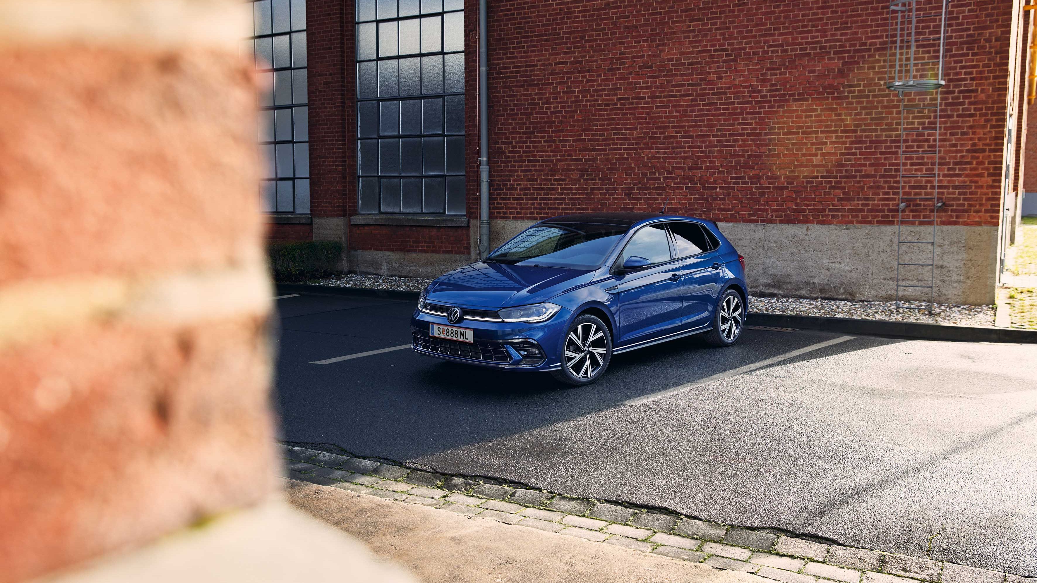 Front- und Seitenansicht eines blauen VW Polo