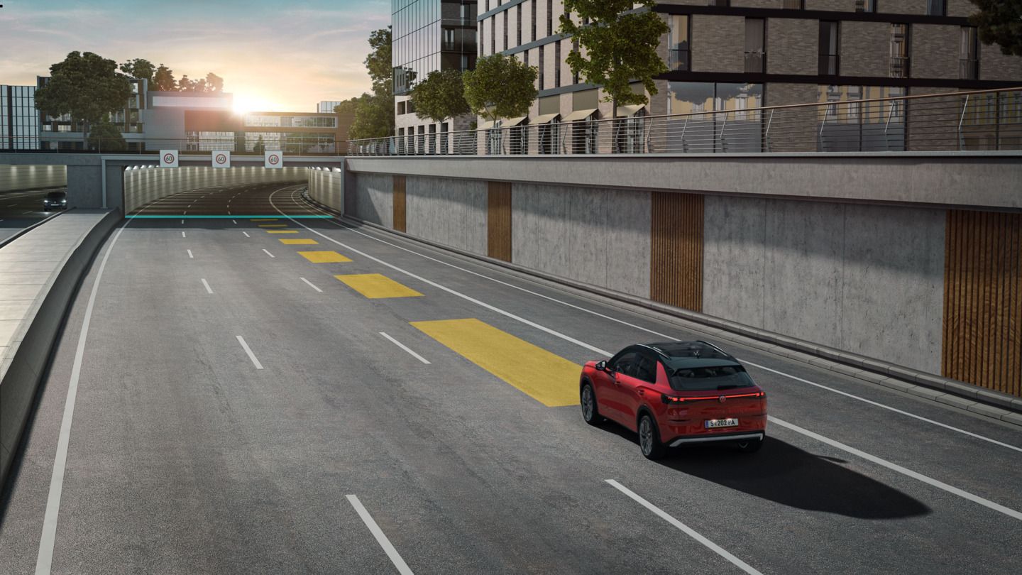 VW T-Roc Illustration zeigt schematisch anhand eines VW T-Roc die Funktionsweise der automatischen Distanzregelung ACC.