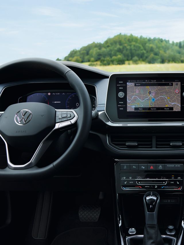 "Detailansicht des Cockpits eines VW T-Cross hinter dem Lenkrad.   "