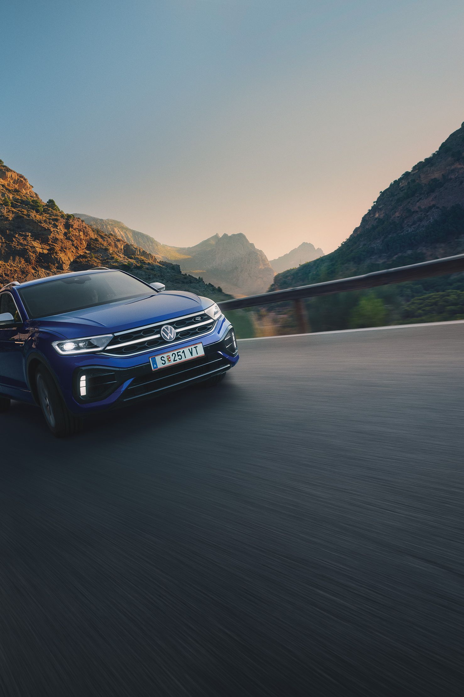 Labizblauer VW T-Roc R fährt mit Allradantrieb auf Bergstraße